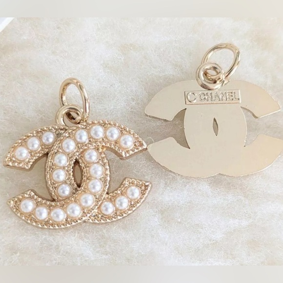CHANEL Vintage Button Charm Logo Gold/Pearl 22mm - Picture 2 of 3